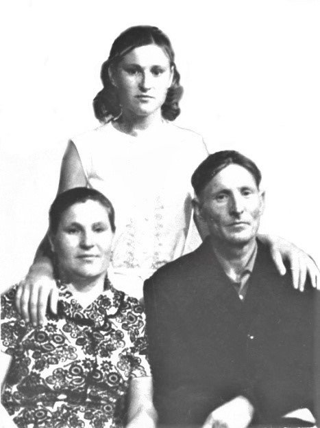 Коростелева Р.М. с мужем и дочерью Галиной.jpg